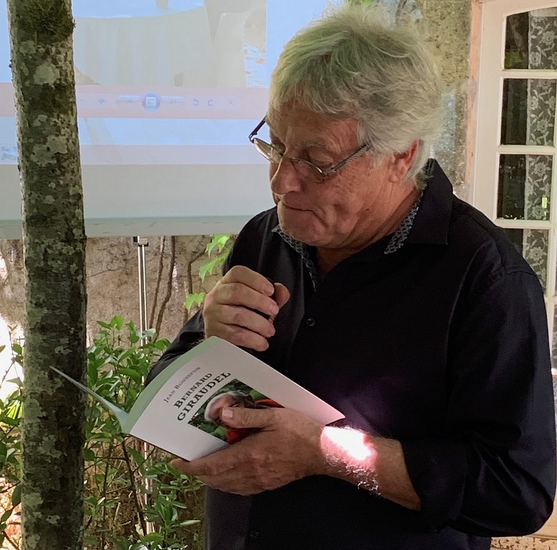 L'auteur compositeur Jean Bonnefon, homme de micro et de plume, une main au micro, l'autre au soleil de Giraudel ©TB/ laradiodugout.fr