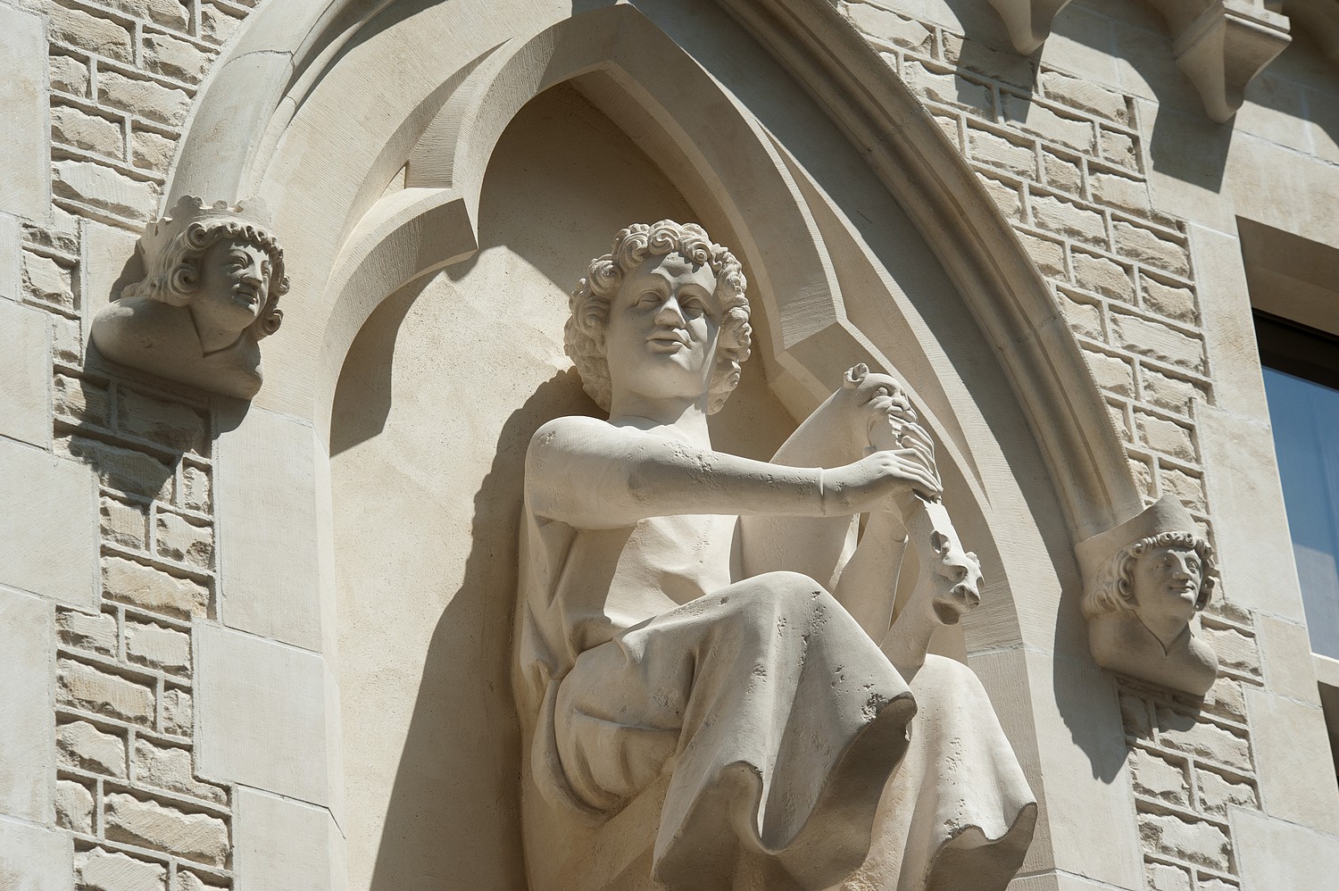 Maison des Musiciens, rue de Tambour, Reims, le joueur de chevrette ©DR