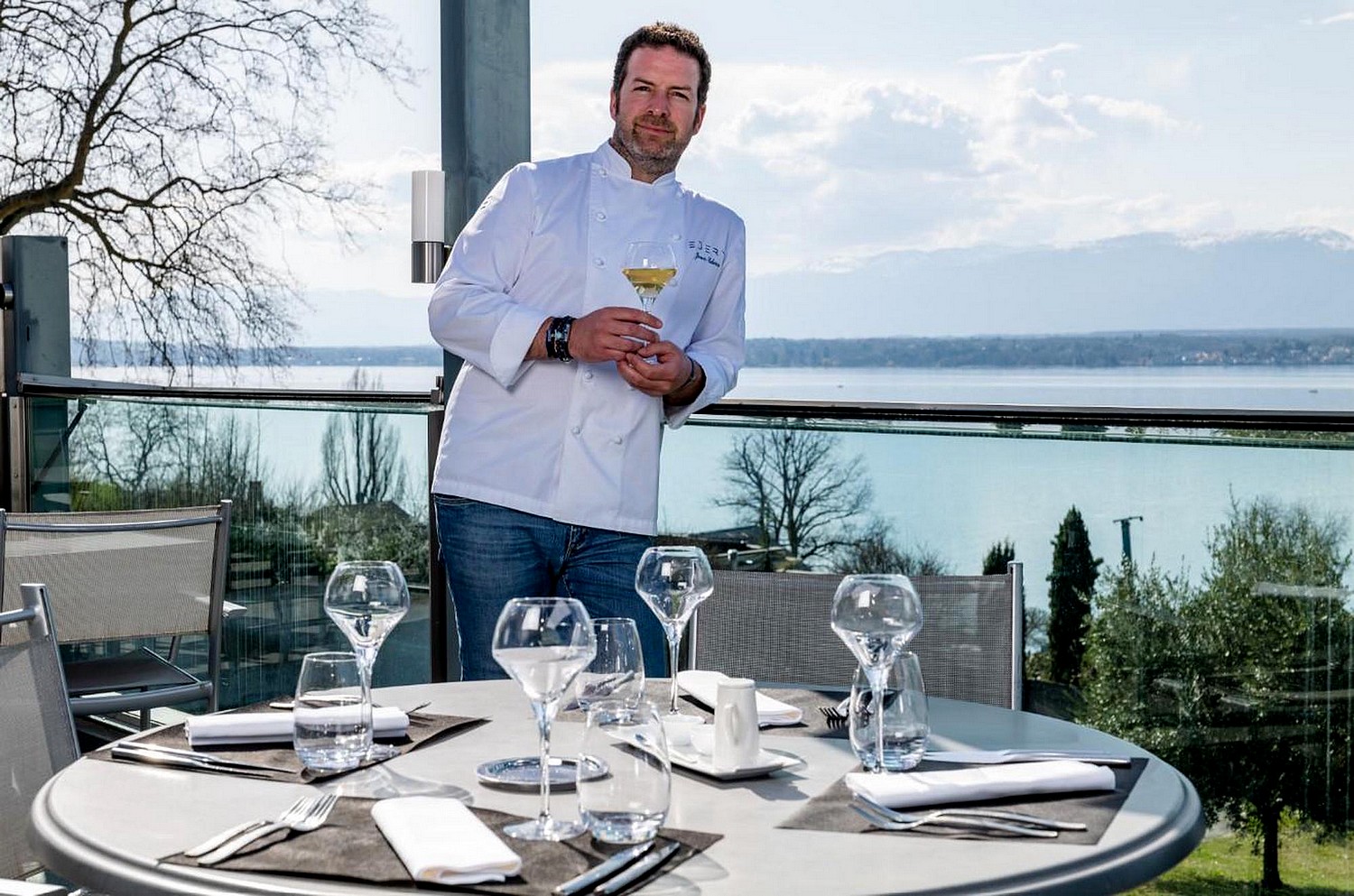 Jean-Edern Hurstel pose sur la terrasse du Floris. ©DR