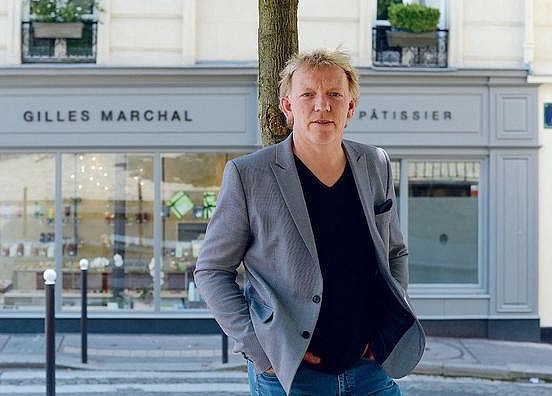 Le pâtissier Gilles Marchal, également chocolatier, glacier et confiseur, ici devant sa boutique installée à Montmartre.