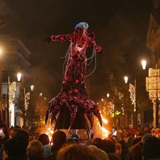 la fête le soir dans l'avenue de champagne ©DR