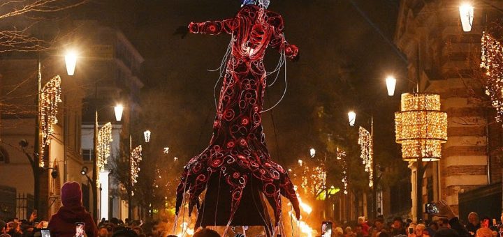 la fête le soir dans l'avenue de champagne ©DR