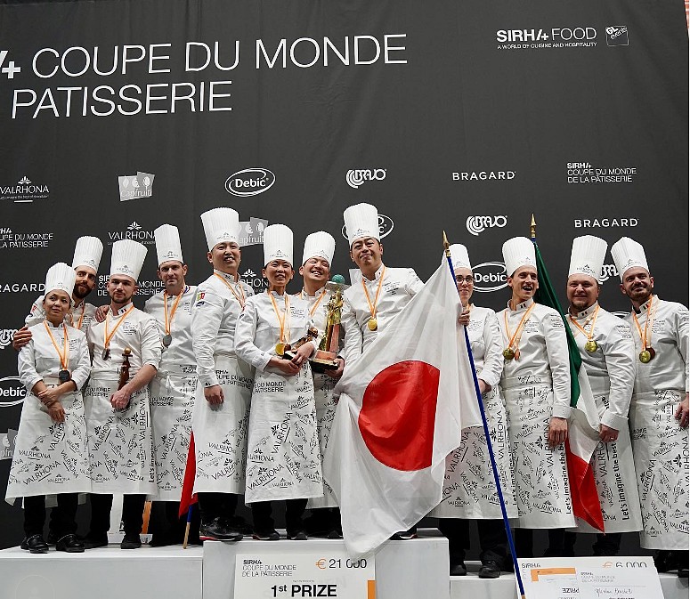 L'équipe japonnaise entourée des concurrents français et italiens ©SIRHA