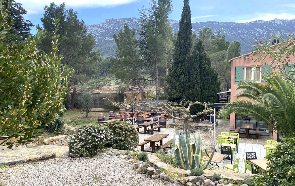  terrasse ombragée en pleine nature ©DR