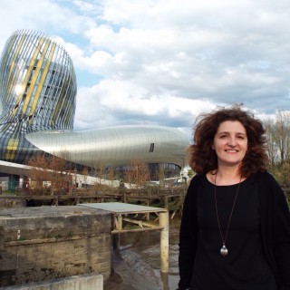 Karine Marchadour est médiatrice culturelle à la Cité du Vin de Bordeaux. ©Amélie Petitdemange