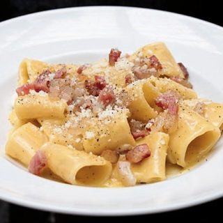 Mezzi paccheri alla carbonara ©EATALY PARIS MARAIS