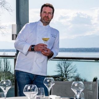 Jean-Edern Hurstel pose sur la terrasse du Floris.HOME