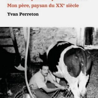 Le père d’Yvan Perreton a accompli sa passion : être paysan à Palogneux dans les Monts du Forez. Comme ses ancêtres depuis 1633, il a vécu du travail de la terre familiale et l’a transmise à son tour. Il a connu toutes les évolutions apportées par le XXe siècle.
À travers les anecdotes retraçant les étapes de son parcours (son service militaire, son travail à la ferme, son engagement public…), c’est toute l’histoire récente qui est revisitée, de la guerre d’Algérie à la modernisation de l’agriculture en passant par l’évolution des modes de vie.
À l’heure où le père se souvient, le fils recueille ses confidences. Faire quelques pas à sa suite sur les chemins du XXe siècle est un moment aussi émouvant que grave, un témoignage sensible sur l’esprit paysan.