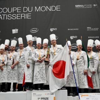 L'équipe japonnaise entourée des concurrents français et italiens ©SIRHA